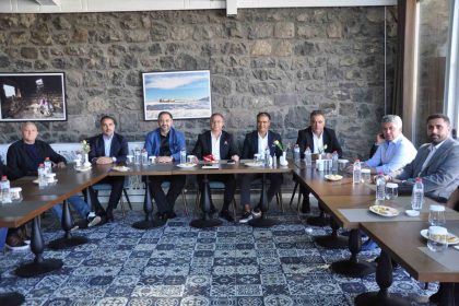 gazi-kars-egitim-ve-kultur-vakfi-yonetimi-basinla-bulustu