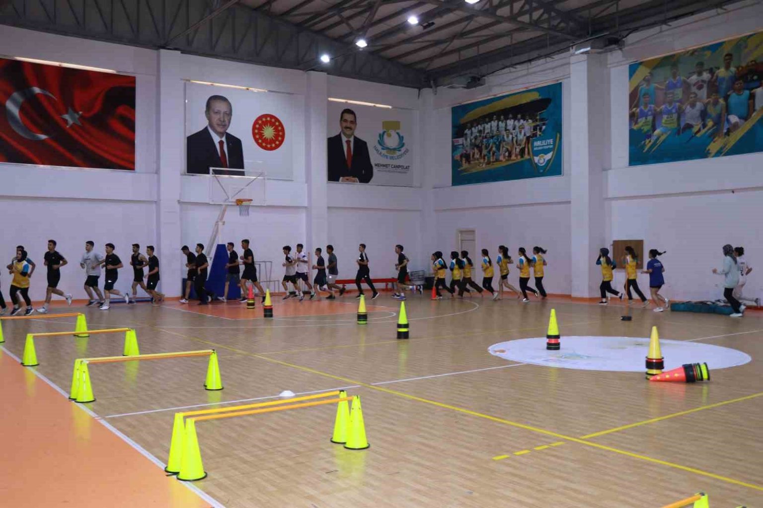gencler-polis-olmak-icin-haliliyede-ter-dokuyor