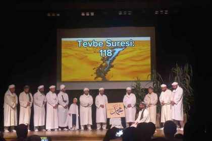 ilk-kez-din-gorevlilerinin-profesyonel-bir-tiyatro-performansiyla-sahne-aldi