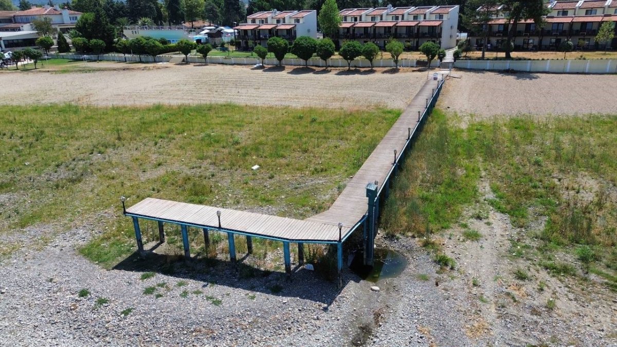 iznik-golunun-en-buyuk-iskelesi-karada-kaldi