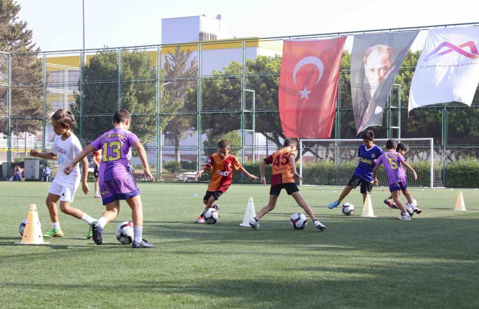 mersinde-yil-boyu-ucretsiz-futbol-kursu