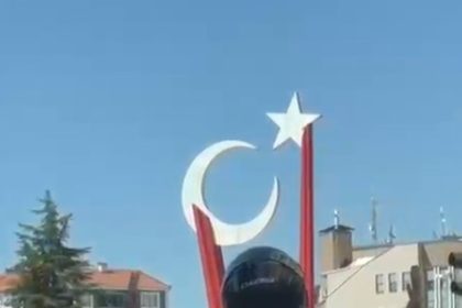 motosiklet-surucusunun-muzik-esliginde-dans-ettigi-renkli-anlar-kamerada