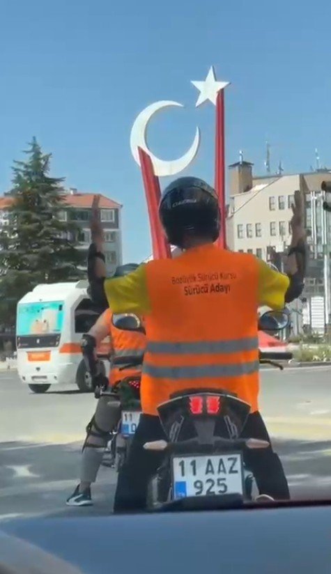motosiklet-surucusunun-muzik-esliginde-dans-ettigi-renkli-anlar-kamerada