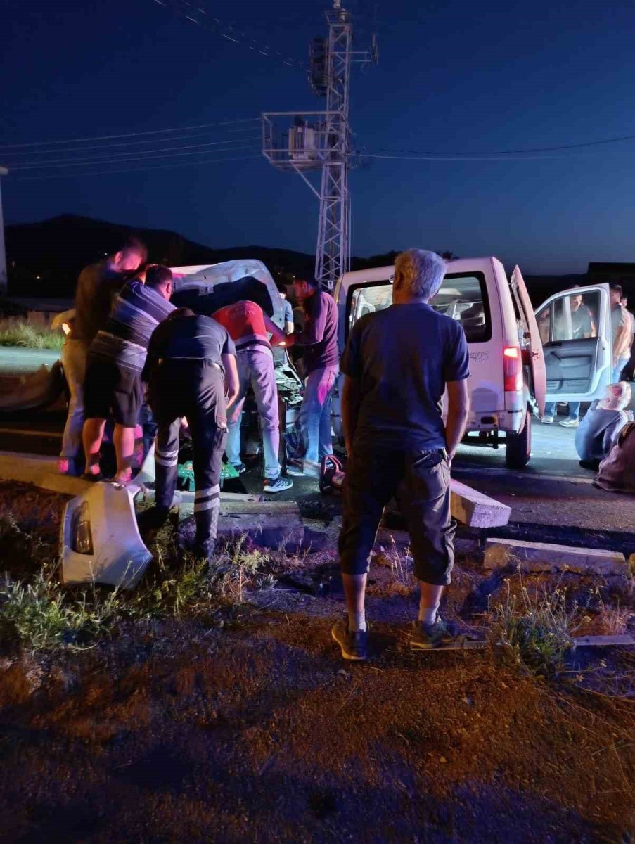 sarkikaraagacta-hafif-ticari-arac-ile-otomobil-carpisti-5-yarali