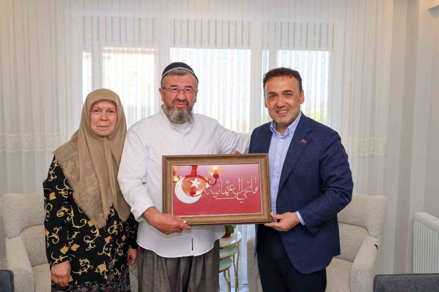 vali-sozer-gazinin-evinde-minnet-duygusunu-ifade-etti