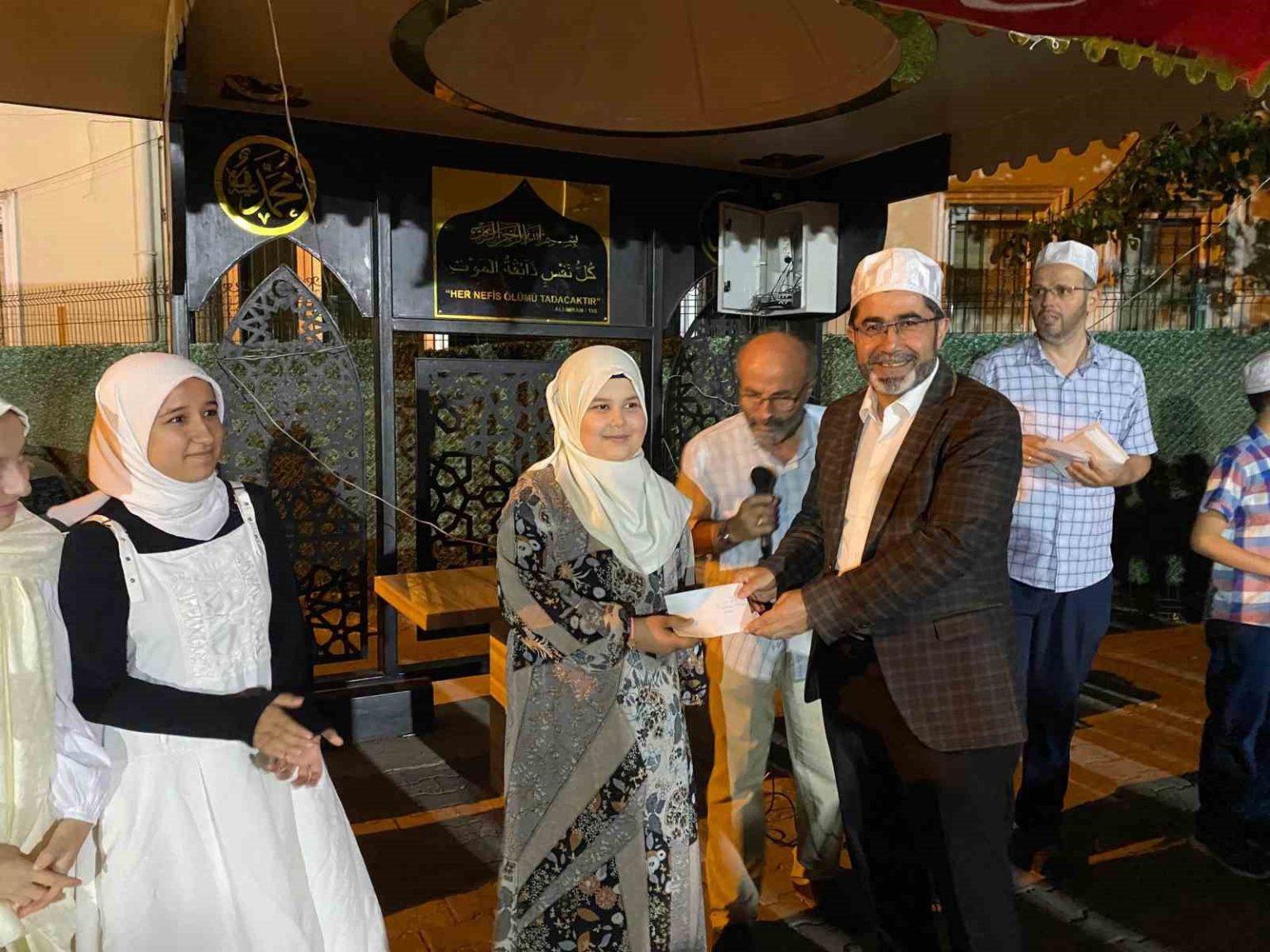 vefa-gecesinde-kuran-kursu-ogrencileri-odullerini-aldi
