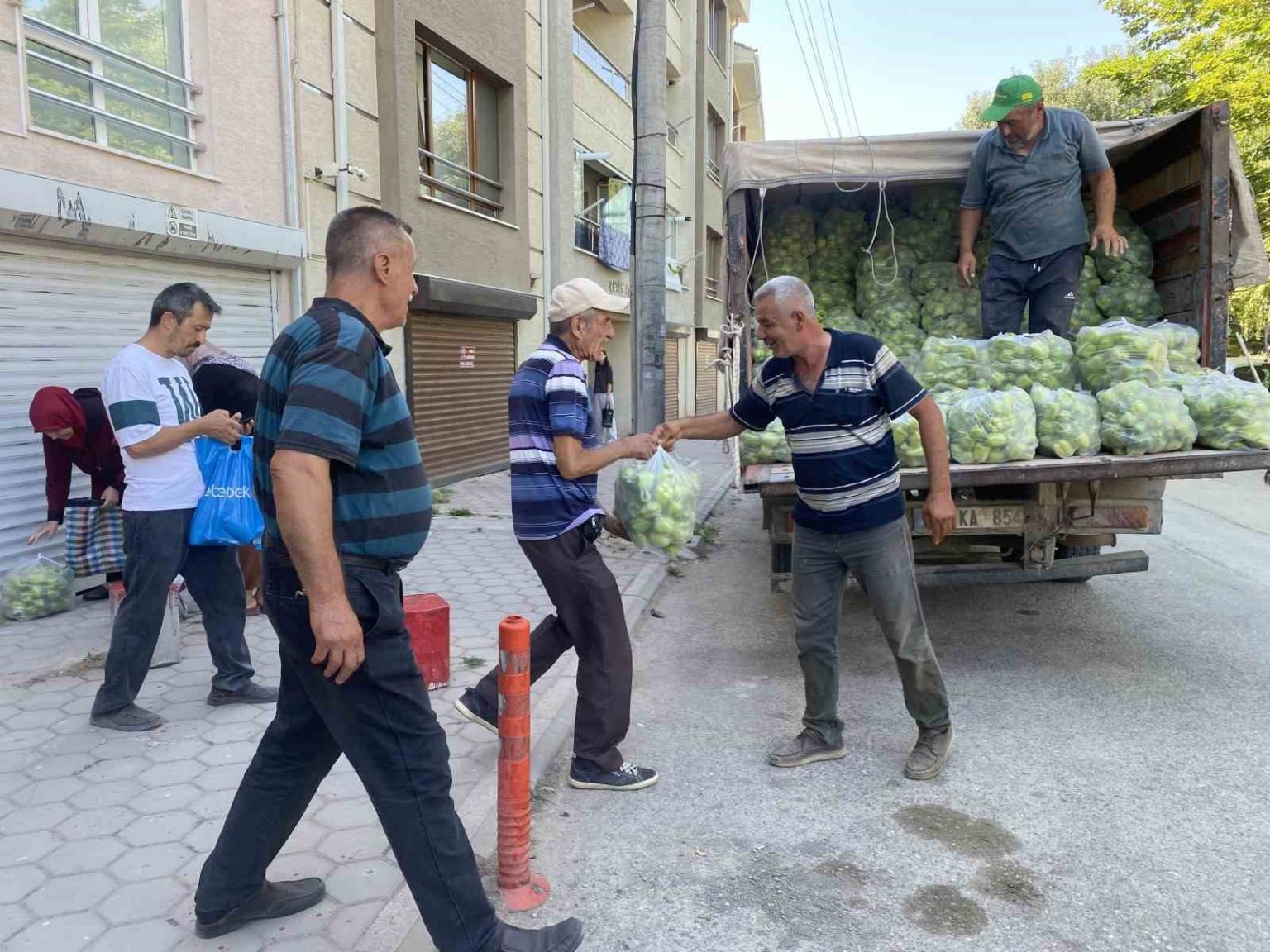 yaklasik-5-ton-dolma-biberi-ucretsiz-dagitti