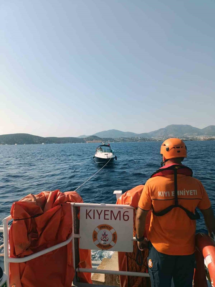 bodrum-aciklarinda-arizalanan-ve-suruklenen-tekne-kurtarildi