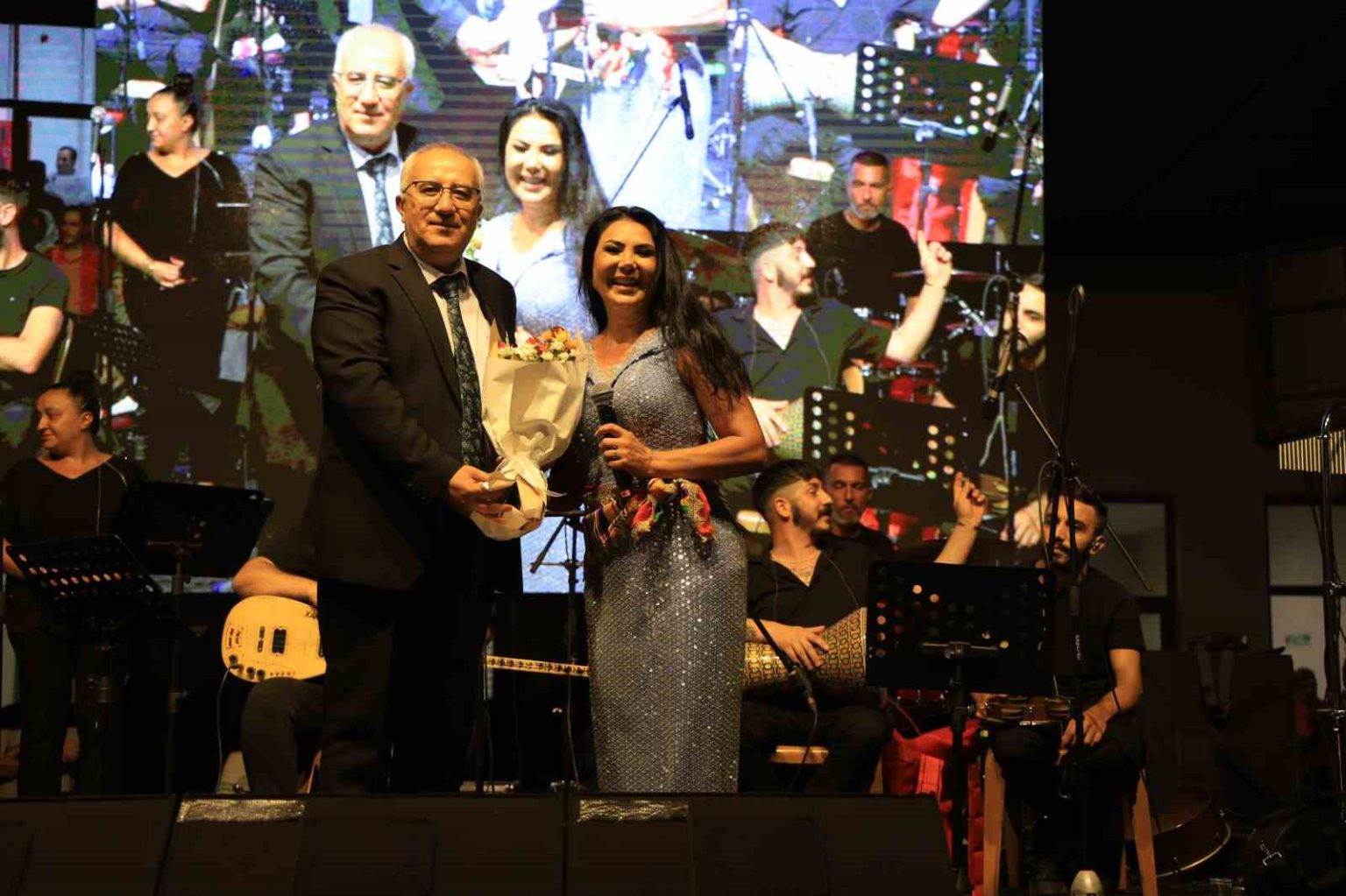camelili-vatandaslar-ayse-dincer-ile-cosku-dolu-bir-konser-yasadi