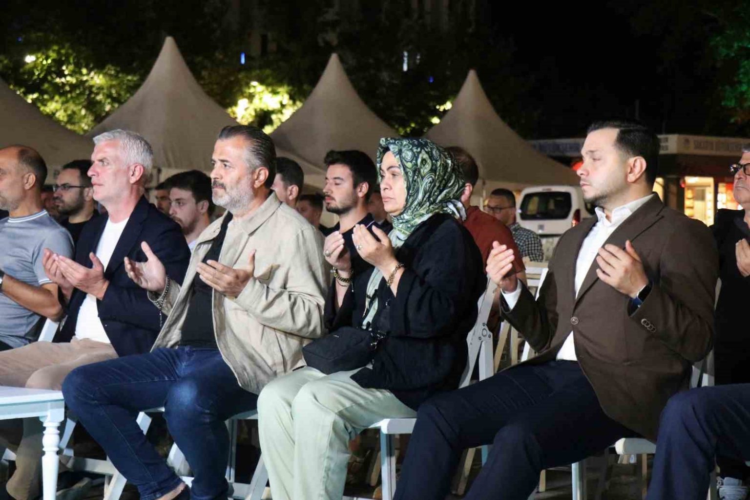 deprem-saati-03-02de-sakaryada-eller-semaya-acildi