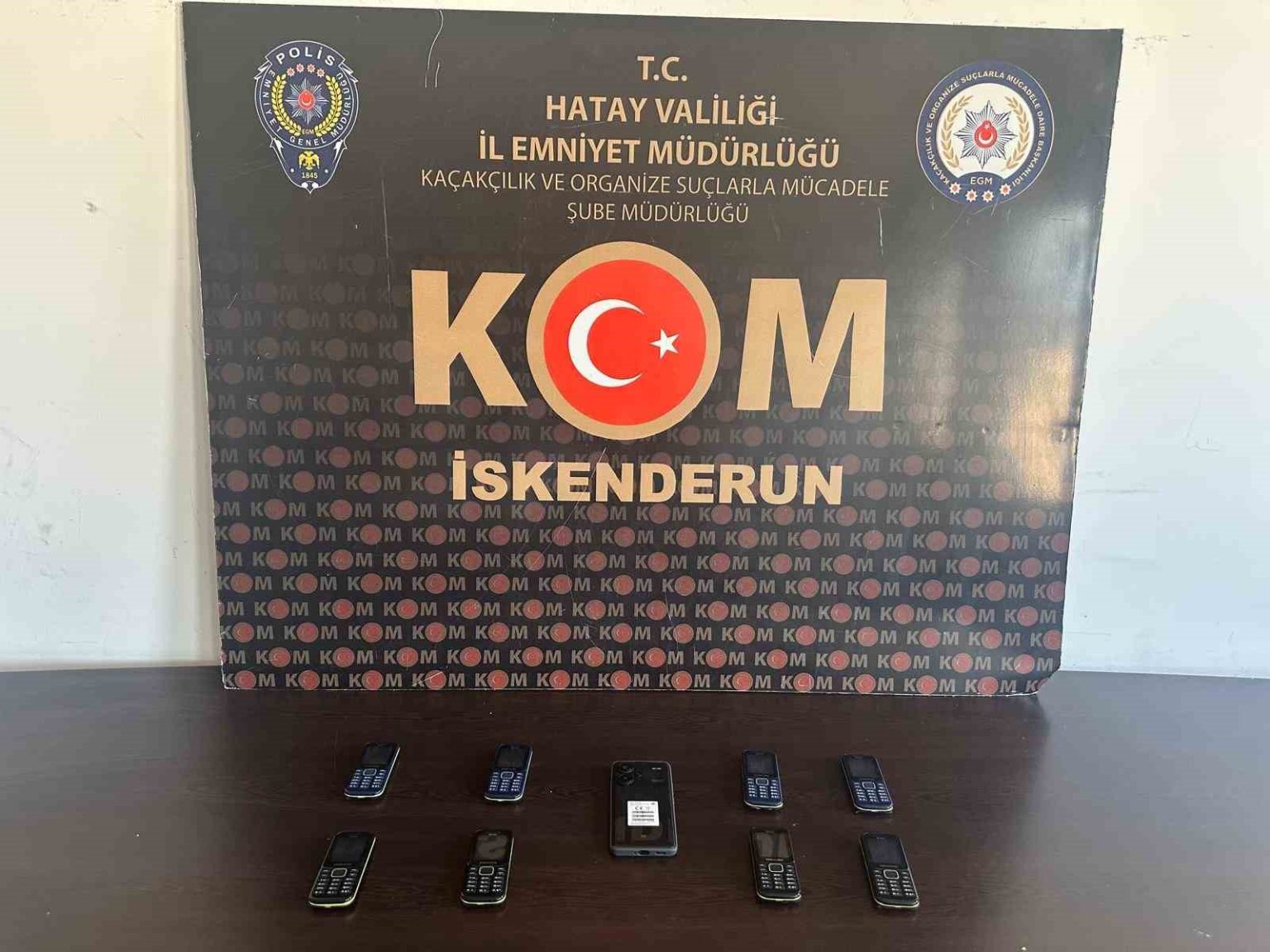 iskenderunda-is-yerinde-kacak-cep-telefonu-ele-gecirildi