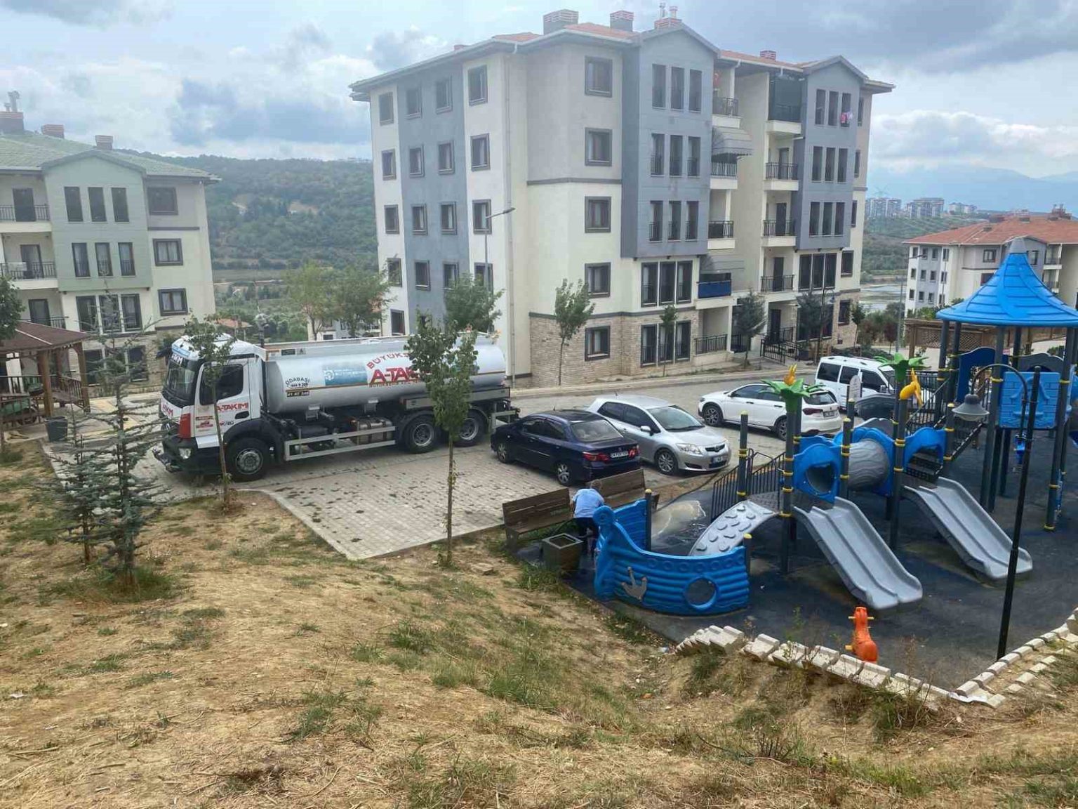 kocaelide-cocuk-parklari-temizlenip-onariliyor