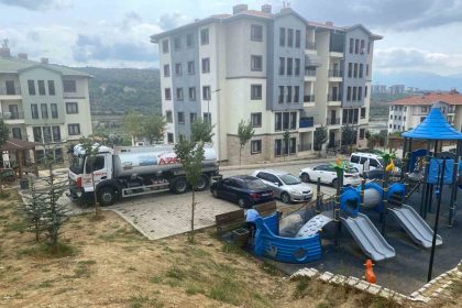kocaelide-cocuk-parklari-temizlenip-onariliyor