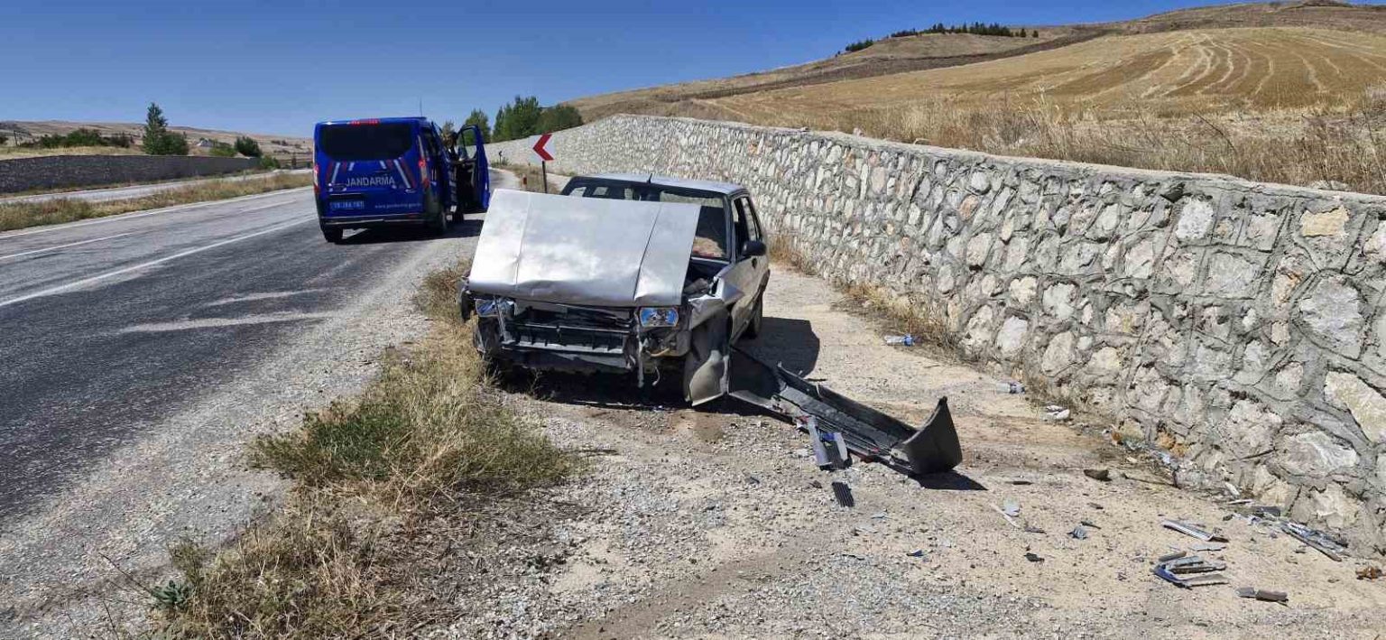 kontrolden-cikan-fiat-tofas-otomobil-duvara-carpti-2-yarali