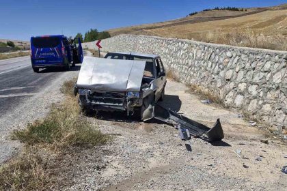 kontrolden-cikan-fiat-tofas-otomobil-duvara-carpti-2-yarali
