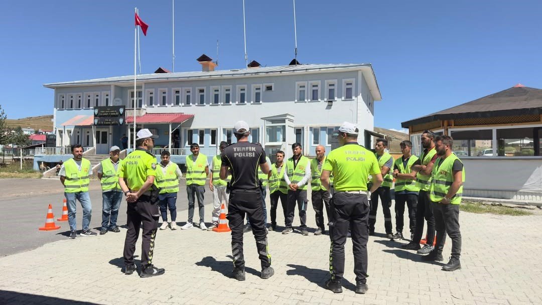 motosiklet-suruculerine-2-teker-1-hayat-egitimi-verildi