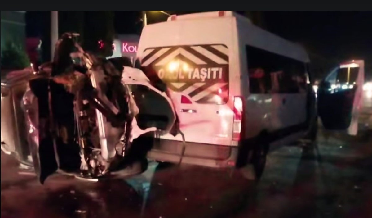 sokede-servis-minibusu-ile-otomobil-carpisti-3-yarali