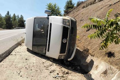 viraja-hizli-giren-minibus-sarampole-devrildi-1-yarali