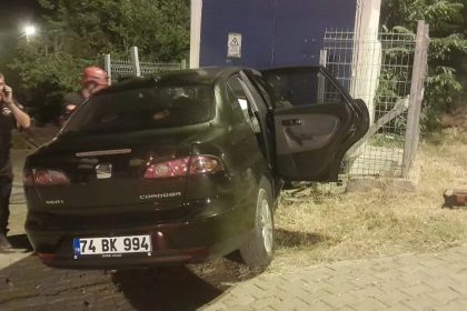 zonguldakta-kontrolden-cikan-otomobil-trafoya-carpti