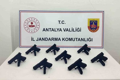 antalyada-otomobilden-8-ruhsatsiz-tabanca-cikti