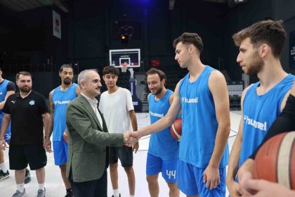 baskan-ciftciden-basketbol-takimina-sezon-oncesi-ziyaret