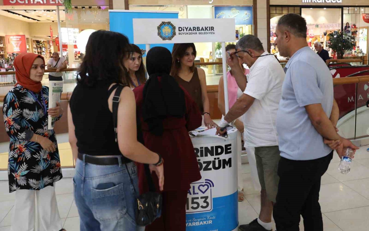 buyuksehir-belediyesi-avmlerde-yerinde-cozum-standi-ile-sorunlara-yerinde-mudahale-ediyor