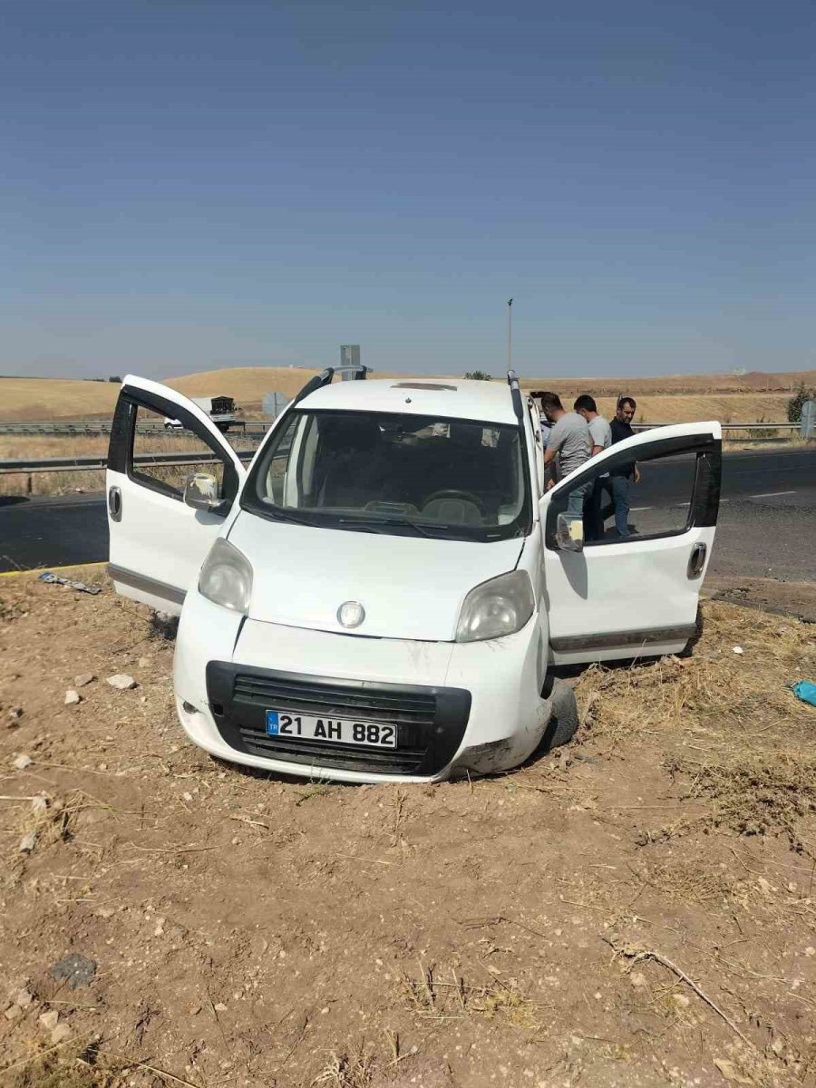 diyarbakirda-hafif-ticari-ile-otomobil-carpisti-5-yarali