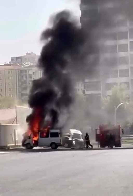 diyarbakirda-park-halindeki-minibus-alev-aldi