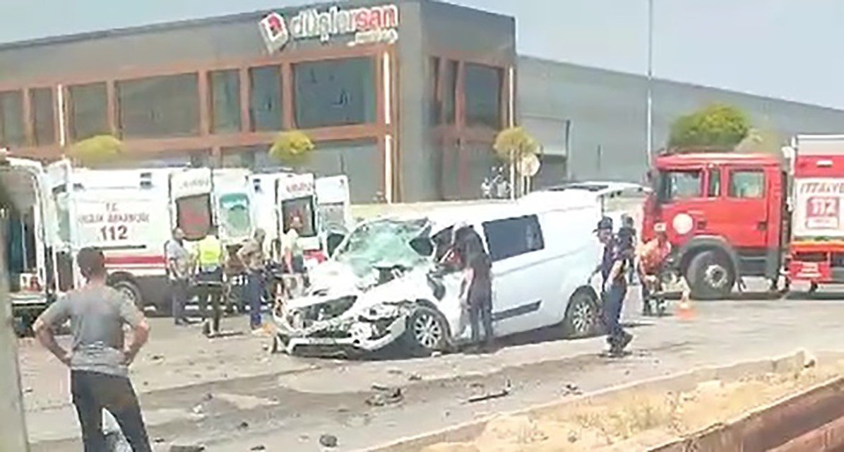 eskisehirde-panelvan-arac-tira-arkadan-carpti-1i-agir-3-yarali