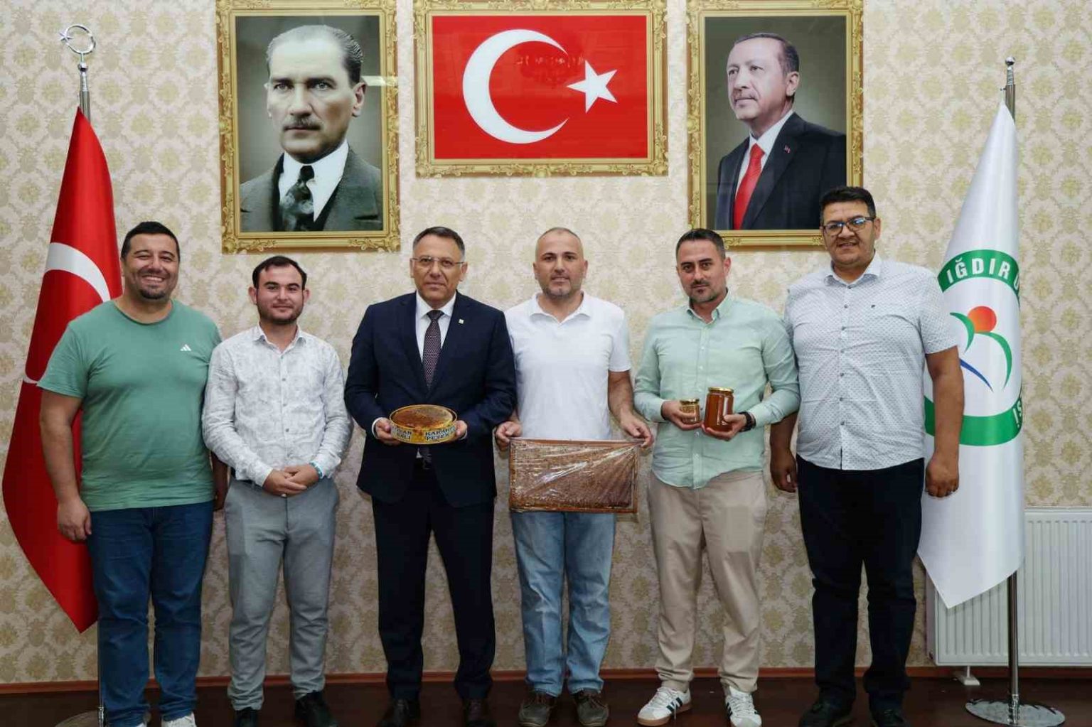 igdir-universitesi-agri-dagi-eteklerinde-urettigi-balin-hasadini-yapti