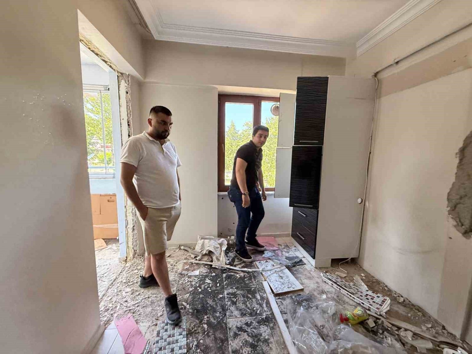 ihale-ile-aldigi-evde-eski-sahibin-yaptiklariyla-hayatinin-kabusunu-yasadi