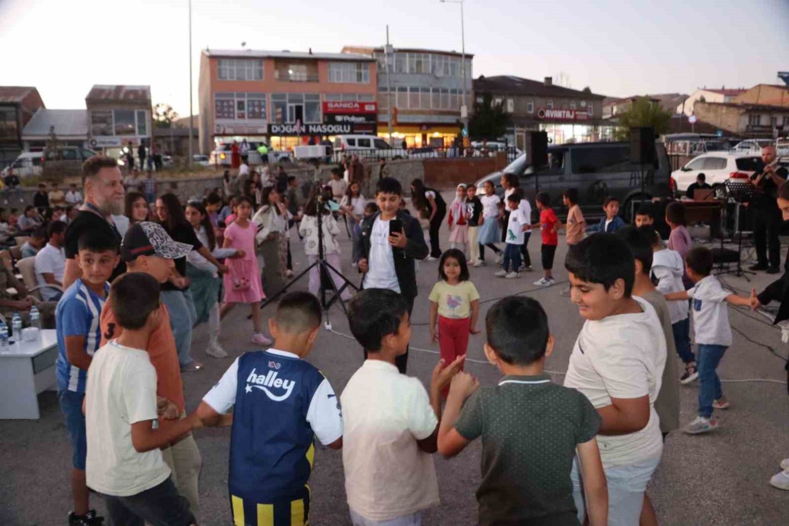 karayazida-gezici-sinema-ve-acik-hava-konseri-etkinligi