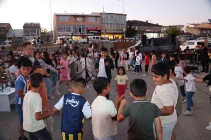 karayazida-gezici-sinema-ve-acik-hava-konseri-etkinligi
