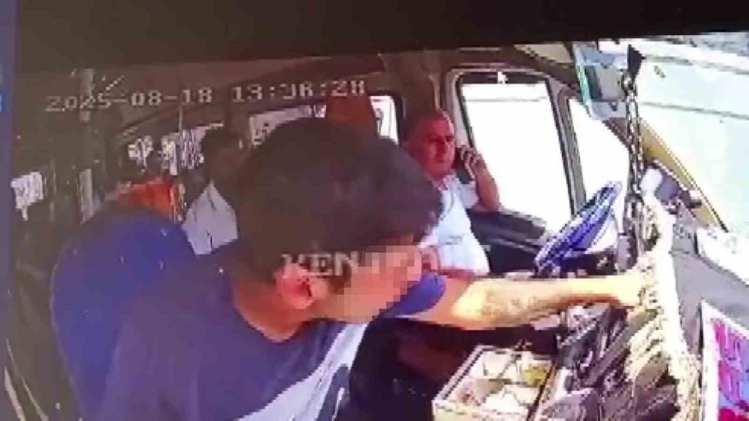minibuste-kapkac-arac-kirmizi-isikta-durunca-paralari-alip-kacti