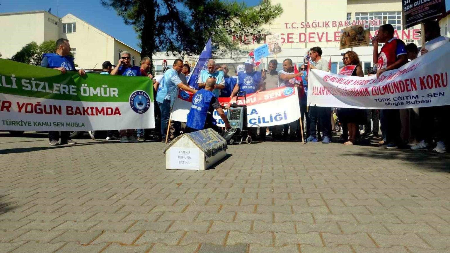 muglada-memurlar-is-birakip-tabutlu-eylem-yapti