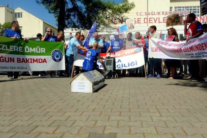 muglada-memurlar-is-birakip-tabutlu-eylem-yapti