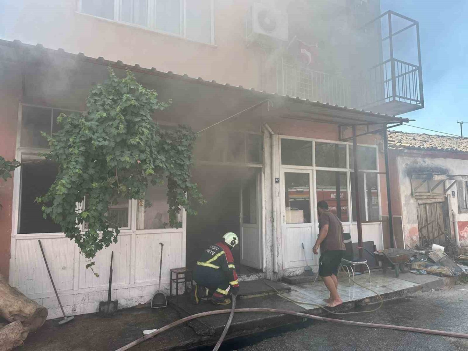 nazillideki-ekmek-firininda-cikan-yangin-panikletti