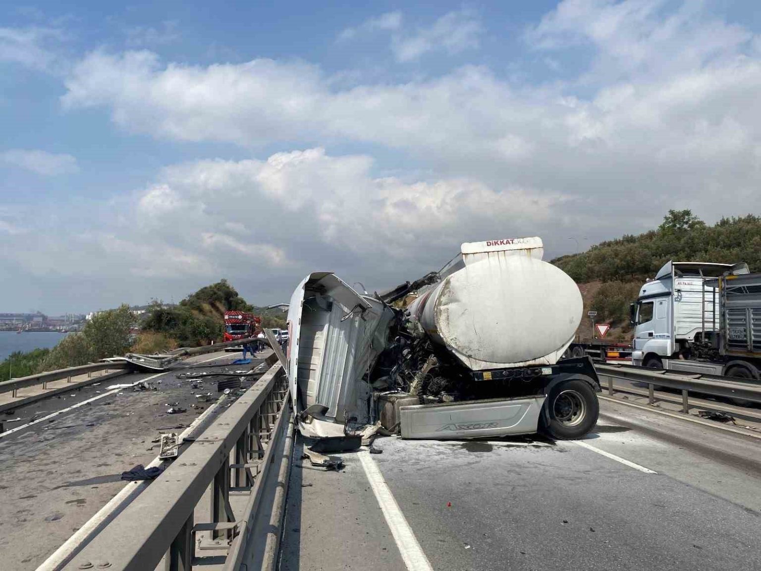 tanker-bariyerlere-girip-makasladi-ardindan-alev-aldi