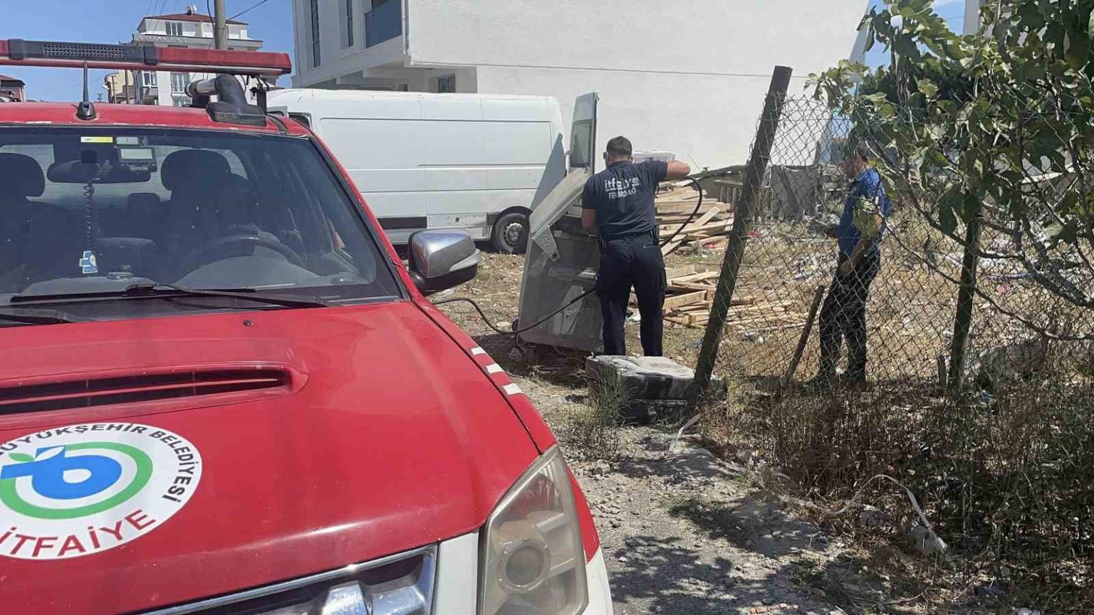 yanici-malzeme-cop-konteynerinde-yangin-cikardi