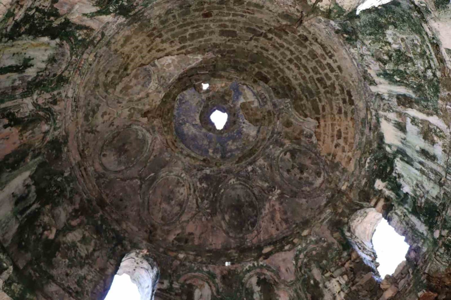 zirveye-gizlenmis-900-yillik-manastir-dogaseverlerin-rotasina-girmeye-devam-ediyor