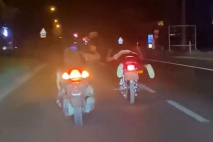 boluda-d-100de-motosikletin-ustunde-yatarak-tehlikeli-yolculuk-yapan-magandalar-kamerada
