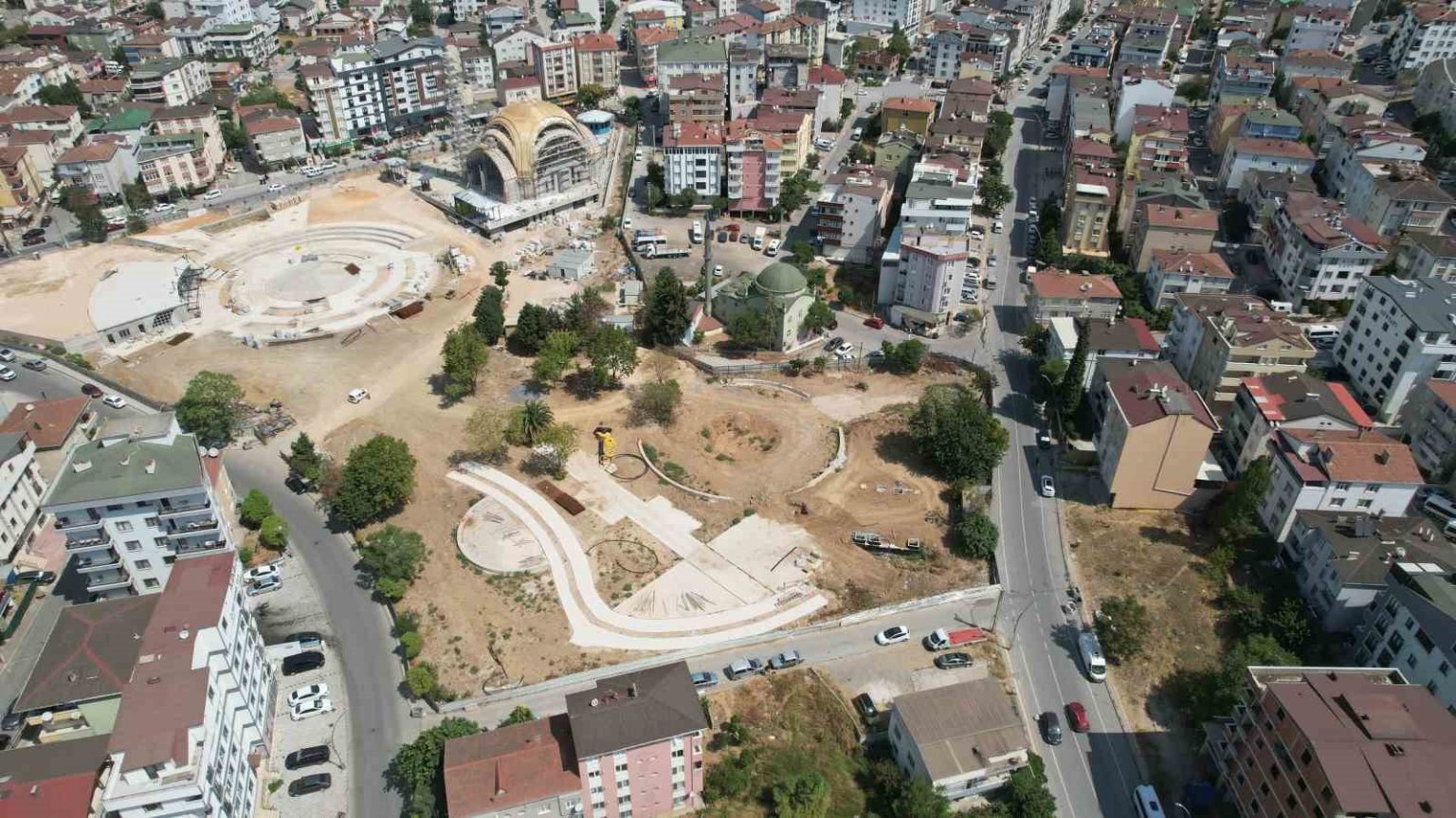 cayirova-kent-meydaninda-insaat-calismalari-devam-ediyor