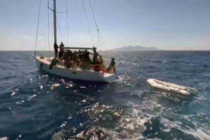 datca-aciklarinda-suruklenen-yelkenli-teknedeki-43-duzensiz-gocmen-kurtarildi