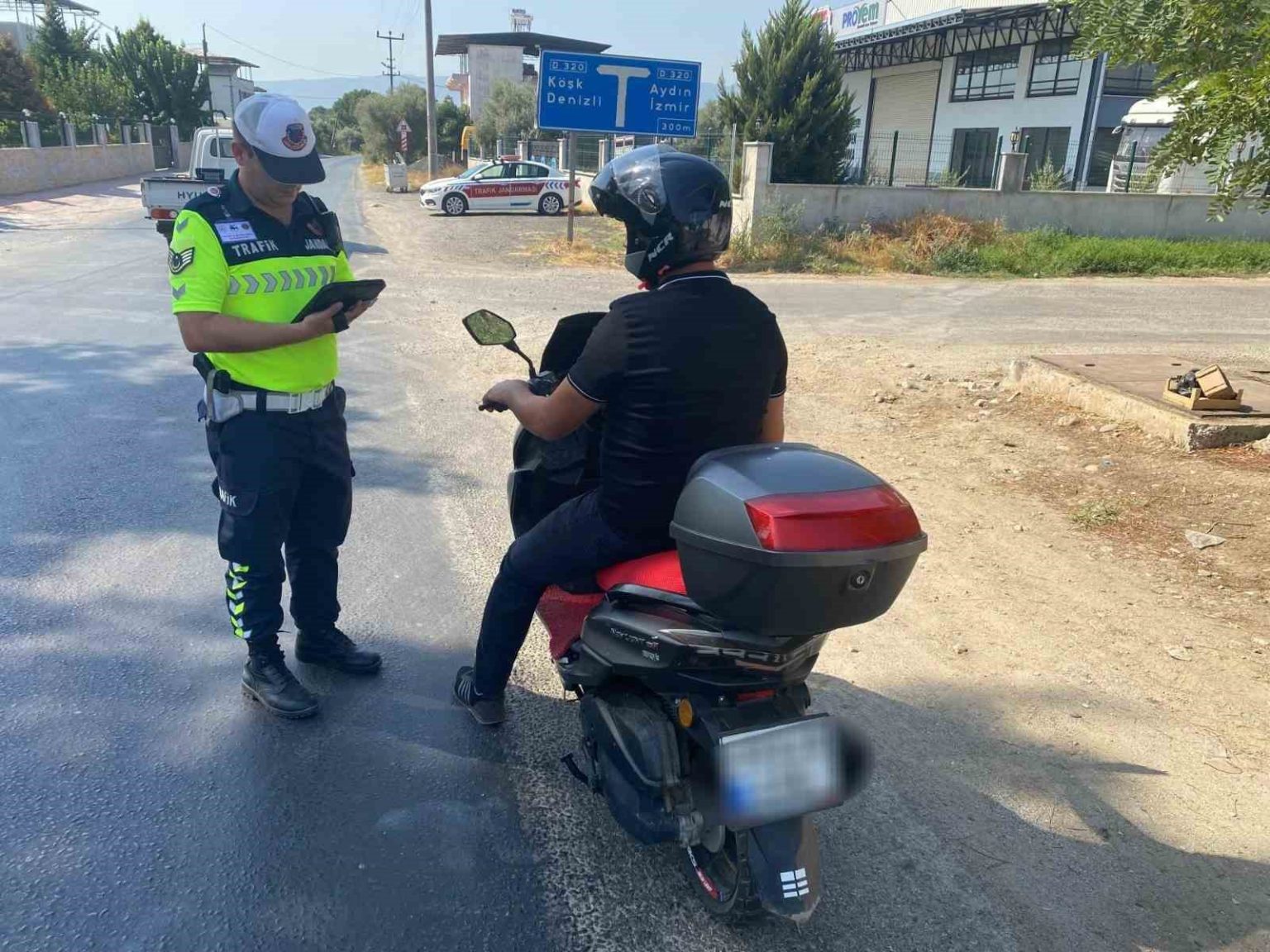 efelerde-motosiklet-suruculerine-trafik-bilgilendirmesi