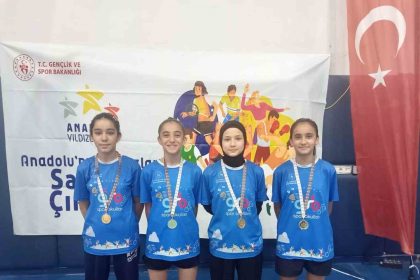 elazig-badminton-takimi-buyuk-basariya-imza-atti