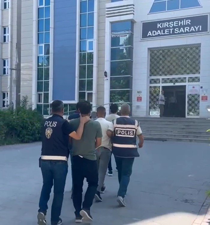 emekli-kadini-dolandiran-3-zanli-tutuklandi