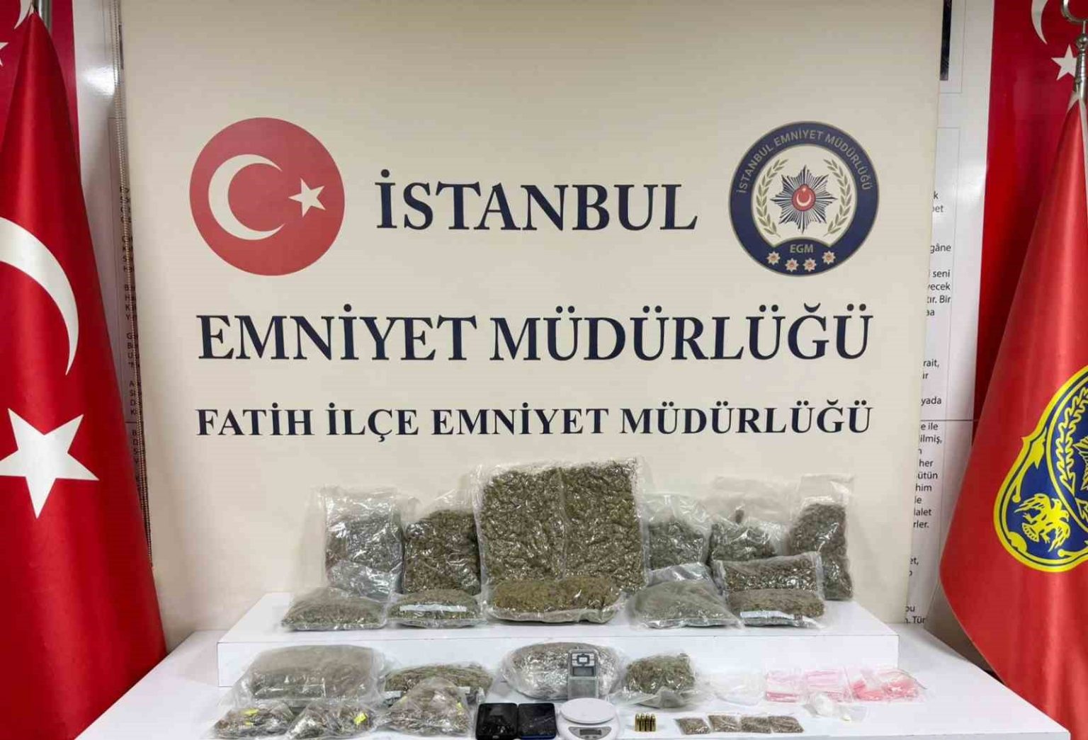 fatihte-uyusturucu-operasyonu-2-gozalti
