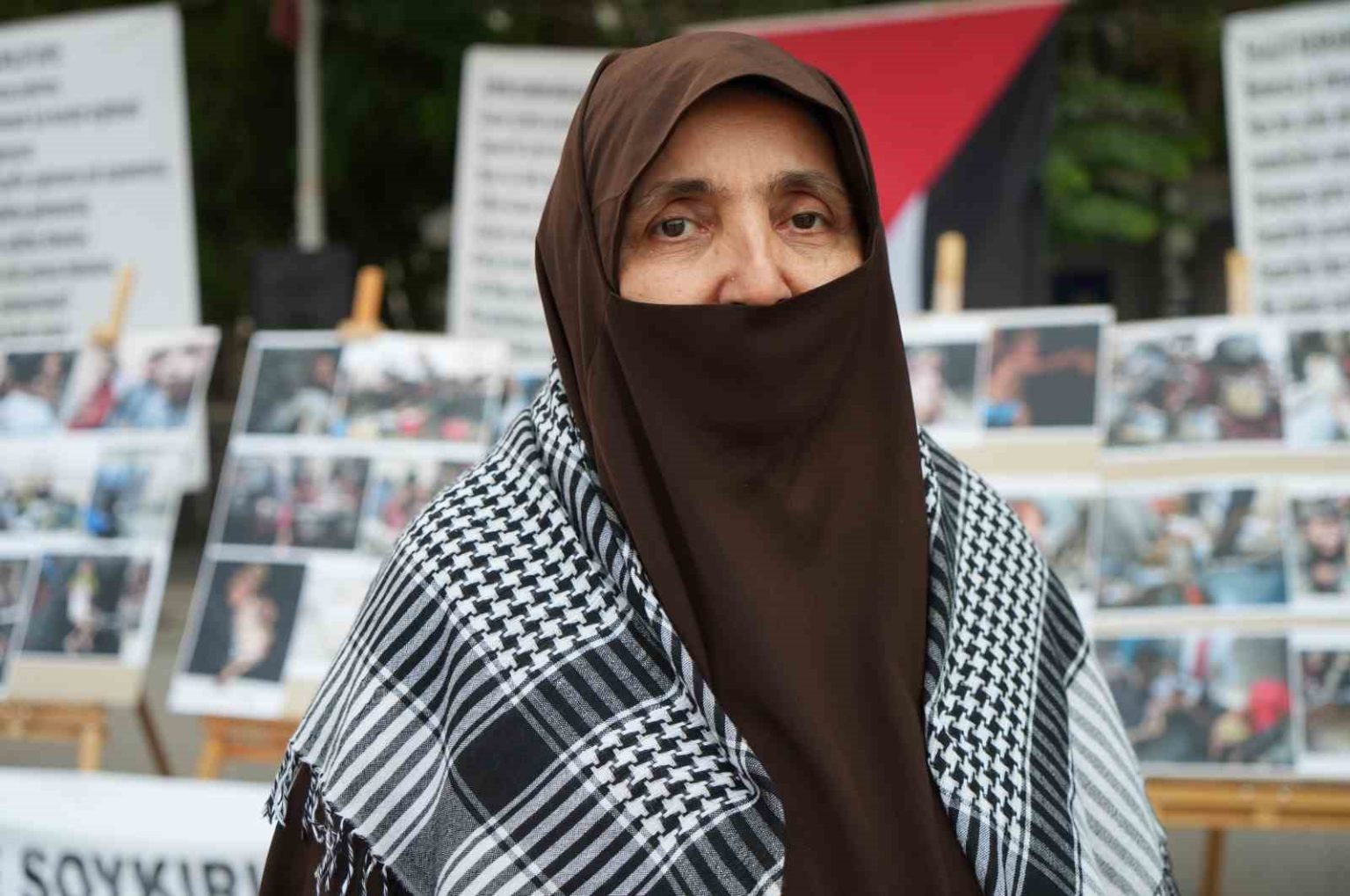 filistin-icin-imza-kampanyasina-destek-veren-cemile-teyze-her-bir-imza-israile-bir-bomba-olacak