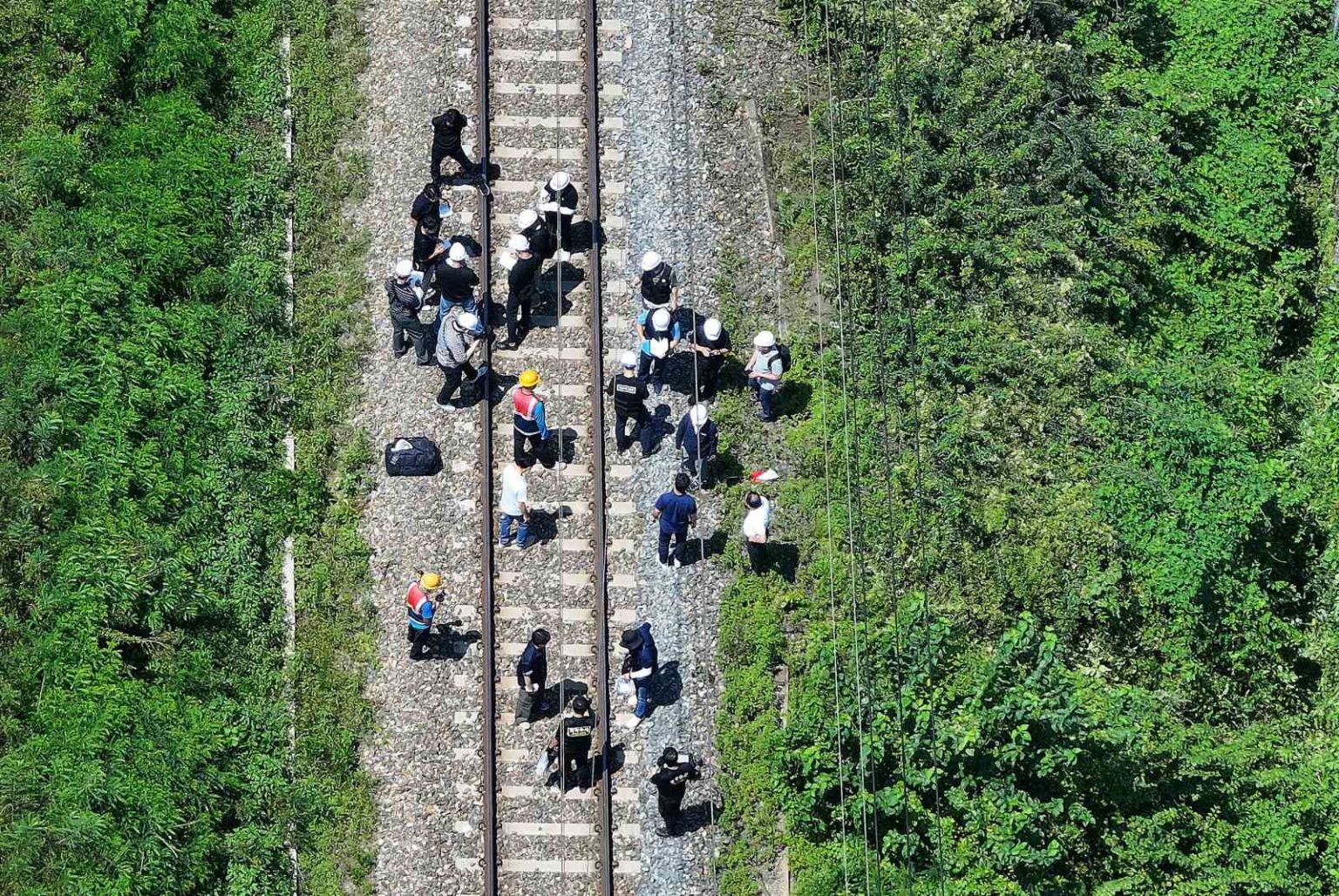 guney-korede-yolcu-treni-demiryolu-kenarinda-calisan-iscilere-carpti-2-olu-5-yarali
