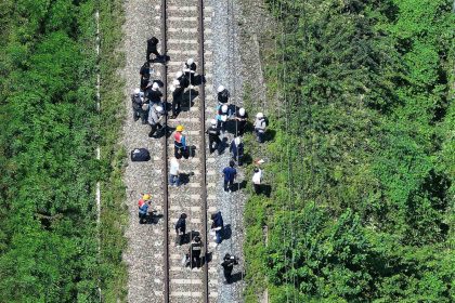 guney-korede-yolcu-treni-demiryolu-kenarinda-calisan-iscilere-carpti-2-olu-5-yarali